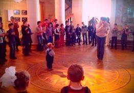 Активисты татарского молодежного центра организовали показ сказки для детей-сирот.