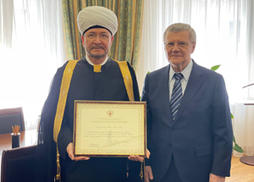 Полномочный представитель Президента в СКФО Ю.Чайка вручил благодарственное письмо муфтию Гайнутдину