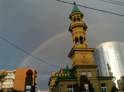 Во время Ид намаза, над мечетью появилась радуга.